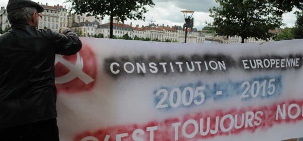9 Mai 2015, veilleur de pierre (Lyon Bellecour). Banderolle 2005-2015 <span class="caps">TCE</span>