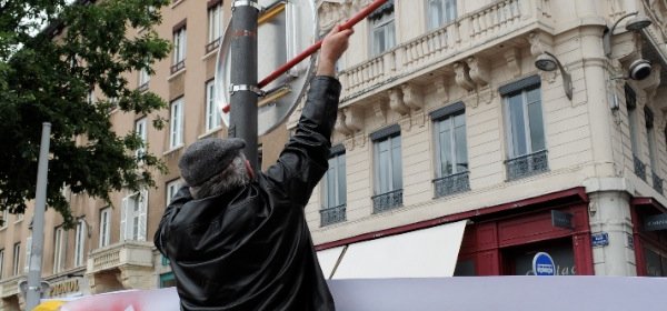 9 Mai 2015, veilleur de pierre (Lyon Bellecour). drapeau du <span class="caps">PCF</span>